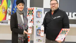 Entrega de botellas de agua reutilizables al CD Baloncesto Cabra (FOTO: cedida)
