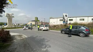 La Guardia Civil del Puesto de Baena durante un operativo en la localidad (FOTO: Guardia Civil)