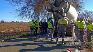 Lorite visita el tramo asfaltado con materiales reciclados en el Centro Agropecuario (FOTO: cedida)