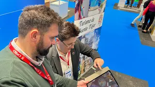 La alcaldesa, Mari Fe Mu&ntilde;oz, presenta la nueva app tur&iacute;stica de Fuente-T&oacute;jar (FOTO: cedida)
