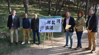 Rafael Mart&iacute;nez y David Ruiz visitan las obras de mejora llevadas a cabo por la Junta en los caminos de la Sierra de Rute (FOTO: cedida)