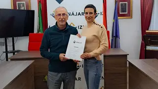 Entrega de ayudas y subvenciones en el Ayuntamiento de Izn&aacute;jar (FOTO: cedida)