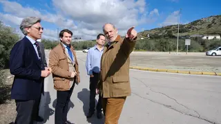 Visita de t&eacute;cnicos del Servicio de Carreteras de la Diputaci&oacute;n a Cabra (FOTO: cedida)