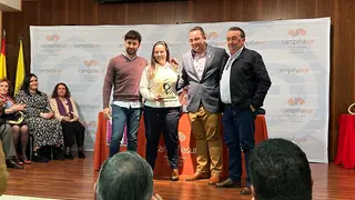 Premio al Ayuntamiento de Monturque por dar el nombre de 'To&ntilde;i Rojas Garc&iacute;a' a su Biblioteca Municipal (FOTO: cedida)