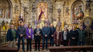Salvador Fuentes durante su visita a Priego, ante Jes&uacute;s Nazareno (FOTO: cedida)