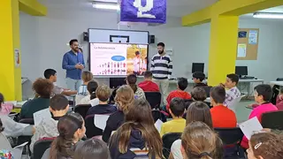 Formaci&oacute;n en uso responsable de las nuevas tecnolog&iacute;as para escolares de Izn&aacute;jar (FOTO: cedida)