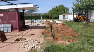 Obras de mejora en la piscina municipal de Izn&aacute;jar (FOTO: cedida)