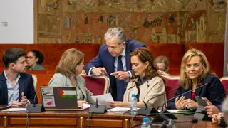 Salvador Fuentes conversa con los grupos de la oposici&oacute;n antes del Pleno extraordinario de hoy en la Diputaci&oacute;n (FOTO: cedida)