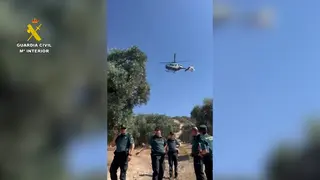 Momento del operativo de rescate de una persona mayor desaparecida en Izn&aacute;jar (FOTO: Guardia Civil)