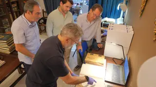 Trabajos de digitalizaci&oacute;n del Archivo Hist&oacute;rico Municipal de Cabra (FOTO: cedida)
