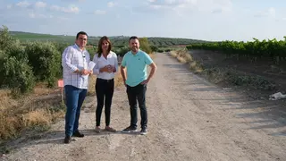Visita al Camino de la Tierra Blanca, que ser&aacute; objeto de arreglo integral en Monturque (FOTO: cedida)