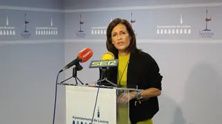 La delegada de Educaci&oacute;n, Miriam Ortiz, presenta las becas escolares de Lucena para el curso 2024/2025 (FOTO: cedida)