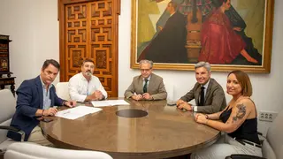 Firma de convenio entre la Diputaci&oacute;n de C&oacute;rdoba y la Asociaci&oacute;n Toro de Cuerda de Carcabuey (FOTO: cedida)