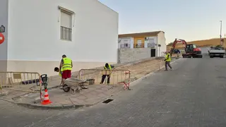 Nuevo aparcamiento en calle Puente de Hierro de Izn&aacute;jar (FOTO: cedida)