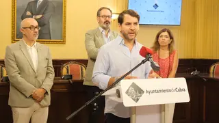 Reunión entre el Ayuntamiento de Cabra y la Junta de Andaluc&iacute;a sobre las consecuencias del accidente de helicóptero (FOTO: cedida)