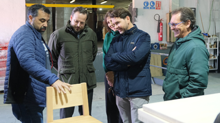 Priego y L&oacute;pez durante la visita a la empresa egabrense Dise&ntilde;os Met&aacute;licos Ferrum (FOTO: cedida)