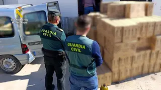 La Guardia Civil recupera el aceite robado en una almazara de Montilla (FOTO: Guardia Civil)