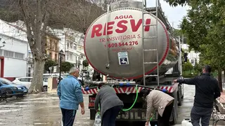 Reparto de agua potable en camiones cisterna en Rute (FOTO: cedida)