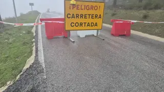 El temporal provoca el corte indefinido de la carretera de la Sierra de Cabra por deslizamientos en la calzada (FOTO: Real Archicofrad&iacute;a)