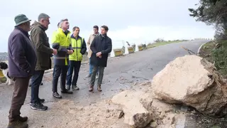 Desprendimientos sobre la carretera del Santuario de la Virgen de la Sierra, en Cabra (FOTO: cedida)