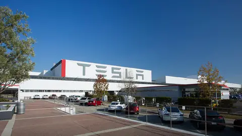 Una de las factor&iacute;as de la compa&ntilde;&iacute;a Tesla (FOTO: cedida)