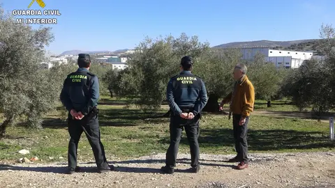 Efectivos de la Guardia Civil en una explotaci&oacute;n agr&iacute;cola (FOTO: Guardia Civil)