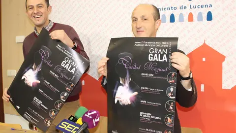 Lara y Valery presentan el cartel del evento (FOTO: cedida)