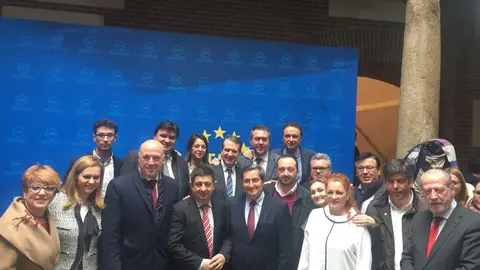 Ruiz, junto a alcaldes cordobeses y presidentes y regidores de otras provincias andaluzas tras la Junta de la FEMP [FOTO: cedida]
