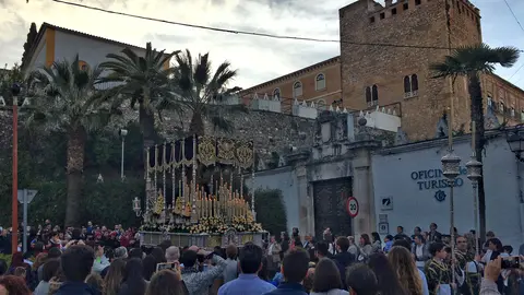 La Virgen del Buen Fin, el pasado Mi&eacute;rcoles Santo, ante la Oficina de Turismo de Cabra (FOTO: cedida)