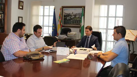 Primer encuentro entre el Ayuntamiento y la nueva directiva de AECA, esta ma&ntilde;ana (FOTO: cedida)