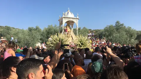 La Virgen de la Sierra en su bajada, esta tarde (FOTO: cedida)