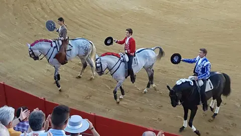Vicens y los Hermoso de Mendoza -padre e hijo-, saludan al p&uacute;blico en la corrida de la Feria de septiembre en Cabra (FOTO: cedida)