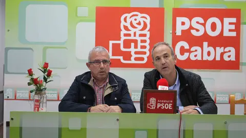 Caballero y Rodr&iacute;guez, ayer, en la sede del PSOE de Cabra (FOTO: cedida)