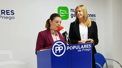 Pacheco y Alarc&oacute;n durante la rueda de prensa en la sede del PP de Priego (FOTO: cedida)
