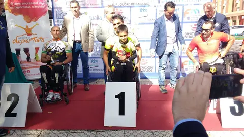 Alfonso Ruiz, recoge su premio como subcampe&oacute;n de la Copa de Espa&ntilde;a de Ciclismo Adaptado (FOTO: Radio Izn&aacute;jar)