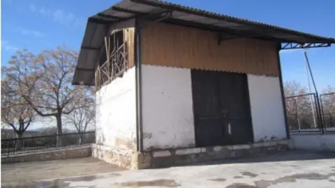 Hangar de la antigua estaci&oacute;n de Las Navas del Selpillar, en Lucena (FOTO: cedida)