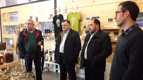 Visita de dirigentes auton&oacute;micos y socialistas a las instalaciones de Subb&eacute;tica Ecol&oacute;gica, en Cabra (FOTO: cedida)