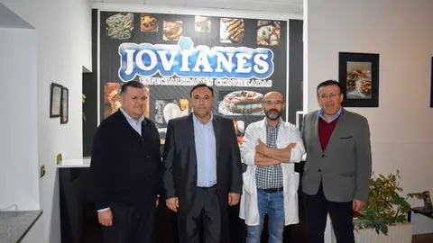 Zurera, durante su visita a la empresa Los Jovianes, en Izn&aacute;jar (FOTO: cedida)