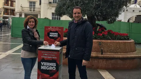 La concejal de Comercio, Cristina Jim&eacute;nez, y el presidente de AECA, Juan Antonio Cerrillo, presentan la campa&ntilde;a del Viernes Negro (FOTO: cedida)