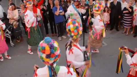 Danzantes de San Isidro, en Fuente T&oacute;jar (FOTO: archivo)