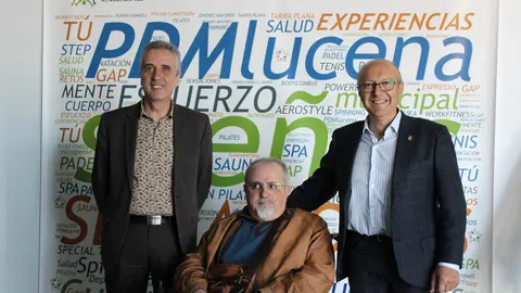P&eacute;rez, Romero y G&ograve;mez comprueban el estado de los nuevos vestuarios del Pabell&oacute;n Municipal de Lucena (FOTO: cedida)