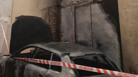 Aspecto del veh&iacute;culo y la casa del edil Fabi&aacute;n Montes tras el incendio, esta ma&ntilde;ana (FOTO: La Voz de C&oacute;rdoba)