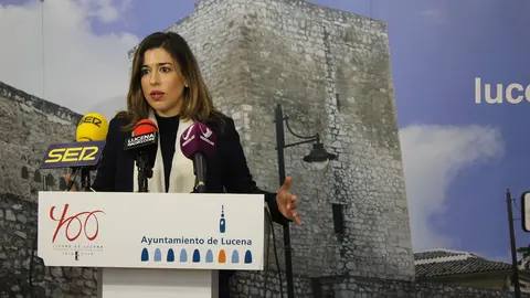 Teresa Alonso atendiendo a los medios en el Ayuntamiento de Lucena (FOTO: archivo)