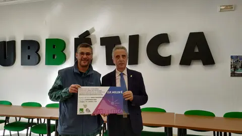 Entrega del premio al ganador del concurso para el logotipo de Igualdad en la Subb&eacute;tica (FOTO: cedida)