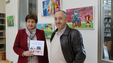 Encarncaci&oacute;n Camacho y Pepe G&oacute;mez presentan la exposici&oacute;n, en la Biblioteca de Lucena (FOTO: cedida)