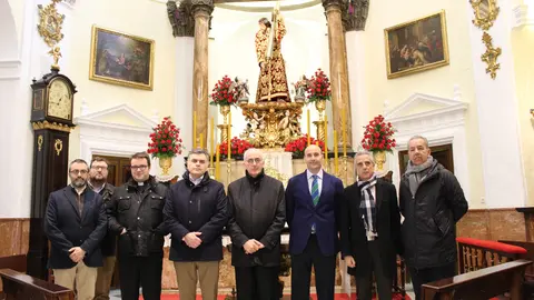 Monse&ntilde;or Bravi en su visita a la Capilla de Jes&uacute;s Nazareno, en Lucena (FOTO: cedida)
