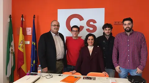 Barranco, junto a miembros de la agrupaci&oacute;n local de Ciudadanos en Cabra (FOTO: cedida)