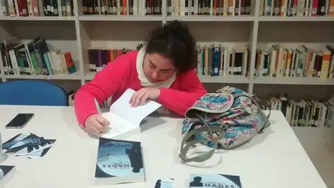 Aguilera, firmando ejemplares de su novela en una reciente presentaci&oacute;n (FOTO: cedida)