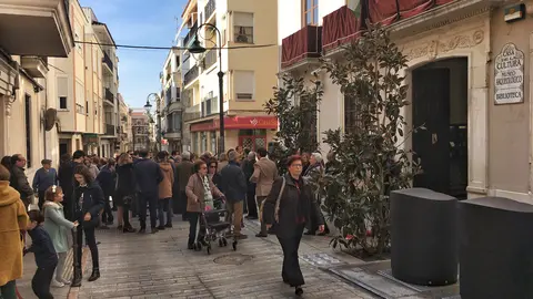 Aspecto de la calle Mart&iacute;n Belda, a la altura de la Casa de la Cultura de Cabra (FOTO: cedida)