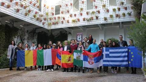 Juan P&eacute;rez y Francisco Adame saludan a los j&oacute;venes europeos (FOTO: cedida)